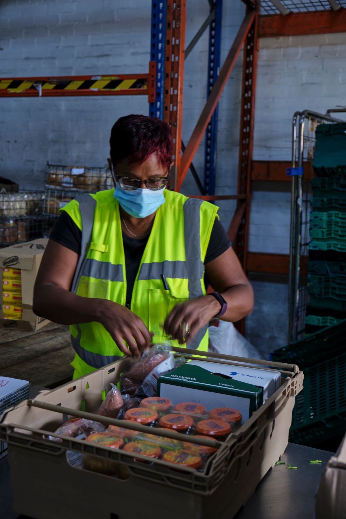 Hardware kitting line for a logistics hub
